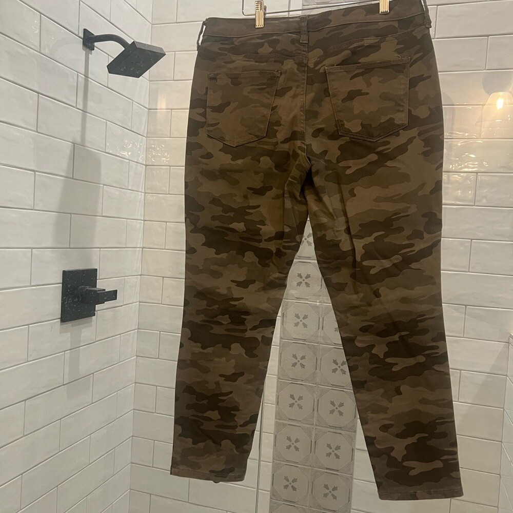 Universal Thread camo jeans 12/31R - Picture 2 of 3